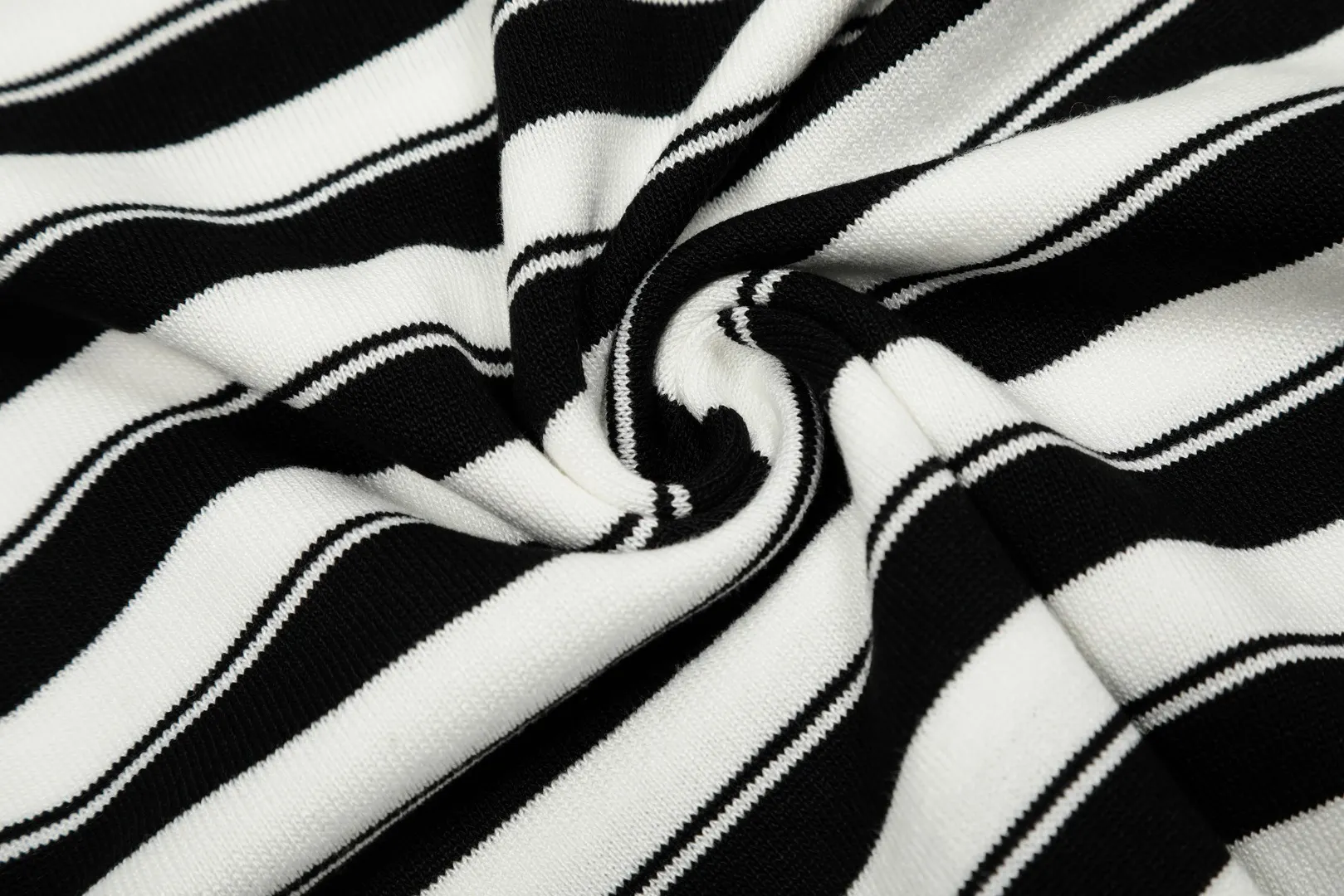 P160 💰 "Top quality" Style number: DS611# (on sale all year round) [Ralph Lauren striped pony embroidered small V-neck knitted POLO short sleeves] ✅Ralph Lauren pinstriped small V-neck ice silk knitted POLO lapel short sleeves ✅Main supply platform live broadcast Wholesale entities ✅ZP quality 1:1 version Scan the code to enter the GF website Counter quality ✅Detailed quality The only one in Guangzhou Imported quality cotton yarn Focus on high-end, cost-effective, and good quality. Needless to say, the version is restored to the original. Loose, comfortable and stress-free. Simple is high-end. Classic is eternal. ✅The upper body is simple and easy to match. A must-have for men and women. Good-looking clothes are never picky. A must-have in the wardrobe. Size: S-XL. Color: Black, White, Green.